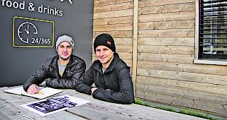 Motiviert. Die beiden Mitinitianten Marco Zumoberhaus von winsun (links) und Matthias Bumann von h&auml;? setzen sich auch weiterhin f&uuml;r Solarprojekte in Afrika ein. 