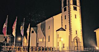 Sparsam. Erst zur Adventszeit wird die Kirche in Ausserberg wieder allabendlich beleuchtet.   