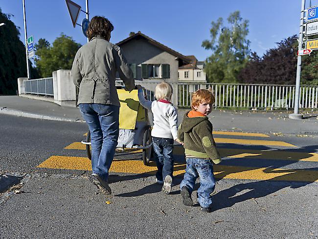 Die OECD rät der Schweiz, ihr Potenzial an weiblichen Arbeitskräften besser auszunutzen. So soll die Kinderbetreuung erschwinglicher werden. (Themenbild)