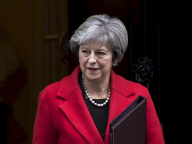 Die britische Premierministerin Theresa May muss zittern: Am Dienstag ist das EU-Austrittsgesetz in eine weitere Phase des Gesetzgebungsverfahrens gegangen. Die Abgeordneten im britischen Parlament in London haben dabei erstmals Gelegenheit, Änderungsanträge zur Abstimmung zu stellen (Archiv).