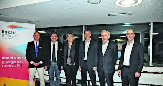 Reger Austausch. EnBAG-Direktor Hans-Peter Burgener mit den Referenten Ludwig Hasler, Jo&euml;l Fournier, Natalie Theler und Rochus Burtscher sowie Olivier Foro, Gesch&auml;ftsf&uuml;hrer des Thermalbads Brigerbad (von rechts).  