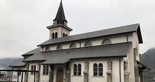 Die Kirche im Dorf Termen.