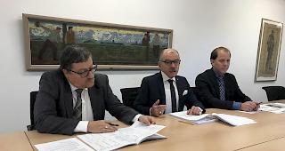 Auf Kurs. Stadtschreiber Eduard Brogli (links), Stadtpr&auml;sident Louis Ursprung sowie Finanzverwalter Marco Summermatter pr&auml;sentierten am Mittwoch den Voranschlag 2018 sowie die Finanzplanung bis 2021 der Simplonstadt.