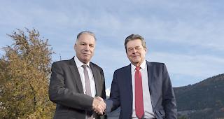 Jean-Michel Revaz (links) gibt das Pr&auml;sidium der Walliser Bankiervereinigung an Pascal Perruchoud ab. 