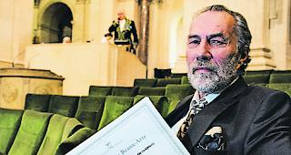 Grosse Ehre. Andr&eacute; Raboud mit dem Gianadda-Preis.  