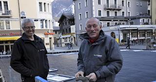 Patrick und Christoph Glaisen w&auml;hrend einer Verschnaufpause: Am Freitag werden die Banden montiert, ab n&auml;chstem Dienstag beginnt die Eisproduktion.