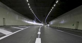 Er&ouml;ffnung im Fr&uuml;hjahr. Derzeit wird im praktisch fertig gestellten Tunnel Eyholz noch getestet. 