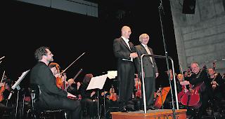 Jubil&auml;ums-Galakonzert Visp. Von links: Konzertmeister Didier Furrer, die Dirigenten Johannes Diederen und Eugen Meier und Solo-Cellist Matthias Walpen.  