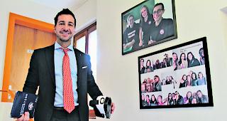 Auf dem neuesten Stand. Schuldirektor Alexandre Moulin mit einer der virtuellen Brillen.    