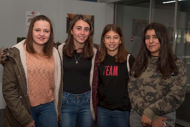 Nathalie Matthieu (14) aus Albinen, Céline Amacker (14) und Alessia Mathieu (13), beide aus Agarn und Gabriela Da Costa Rodrigues (13) aus Susten.