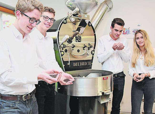 Das Team von «caffè unico» bei der Qualitätskontrolle der Kaffeebohnen.