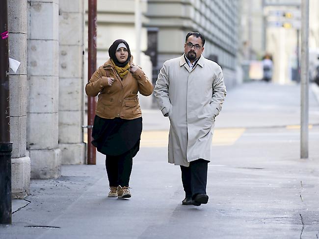 Ein syrisches Paar, hier der Ehemann mit einer Schwägerin, hat bei einer Rückschaffung durch die Schweiz ein Kind verloren. Ein Schweizer Grenzwächter steht seit Mittwoch in Bern vor Gericht. Er soll der Ehefrau medizinische Hilfe verweigert haben.