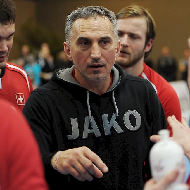 Goran Perkovac (Bildmitte) wird bald wieder in der Schweizer Nationalliga A coachen