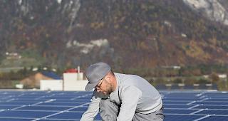 Besonderer Anreiz. Die beiden Solarunternehmen aus den Kantonen Wallis und Bern &uuml;bernehmen die Einmalverg&uuml;tung f&uuml;r Eigenheimbesitzer.