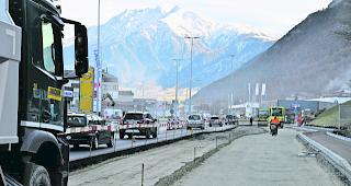Neuer Belag. Auf dem Abschnitt zum Kreisel Lalden hin wird diese Woche die Fahrspur in Richtung Brig erstellt samt seitlichen Trottoirs. Der Deckbelag wird dann nach Ostern 2018 eingesetzt. 
