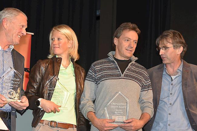 Kurt Kuonen, Victoria Kreuzer, Martin Frankiny (Vater von Kilian) und Roland Kummer (Vater von Patrizia, von links) bei der Preisverleihung in Brig.