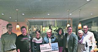 Viel Geld. Michel Lochmatter (Botschafter), Jochen Bumann, Kerstin Bregy, Josef Fux, Nicole Patricia Bauer (Botschafterin), Konstantin Bumann, Yolanda Weissen und Adrian Versani bei der Check&uuml;bergabe (v. links).  