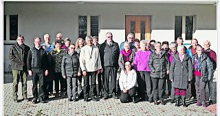 Gest&auml;rkt. Die am Weiterbildungskurs teilnehmenden Sakristaninnen und Sakristane mit Bischof Jean-Marie Lovey. 