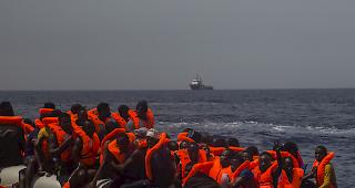 Bootsfl&uuml;chtlinge im Mittelmeer kurz vor ihrer Rettung. (Archiv)