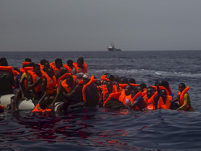 Bootsflüchtlinge im Mittelmeer kurz vor ihrer Rettung. (Archiv)