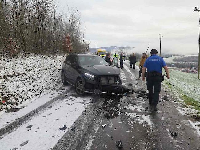 Die Autos wurden bei dem Zusammenstoss in Füllinsdorf BL stark in Mitleidenschaft gezogen. Vier Personen mussten zur Kontrolle ins Spital gebracht werden.