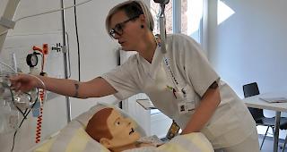 Tatjana Wyssen, Dozentin HF, pr&auml;sentiert das Simulationslabor mit &Uuml;bungspuppe.