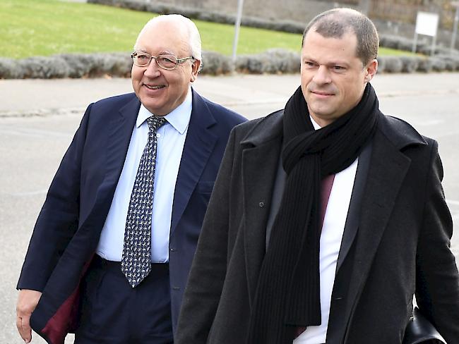 Dolder-Besitzer und Kunstsammler Urs. E. Schwarzenbach (links) mit Anwalt Thomas Sprenger auf dem Weg zum Bülacher Bezirksgericht.