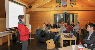 NOB-Vorsitzende Christine Clausen referiert vor den Vertretern der Netzwerkgemeinden.