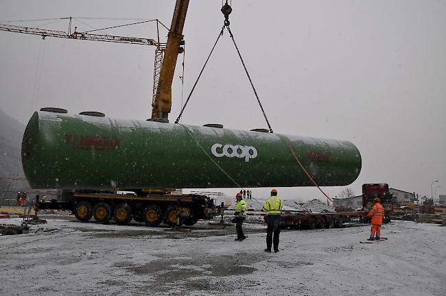 Der knapp 30 Tonnen schwere Tank wird vom Laster gehievt.
