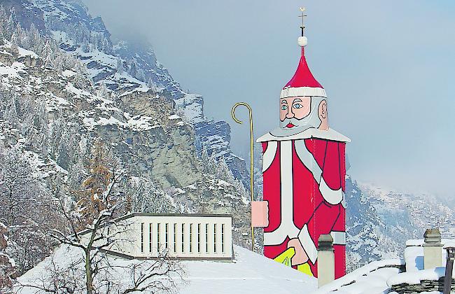 Der Kirchturm in Zaniglas ist in ein Nikolauskostüm gehüllt.