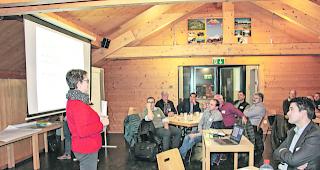 &laquo;Bau und Planung&raquo;. NOB-Vorsitzende Christine Clausen referiert vor den Vertretern der Netzwerkgemeinden. 