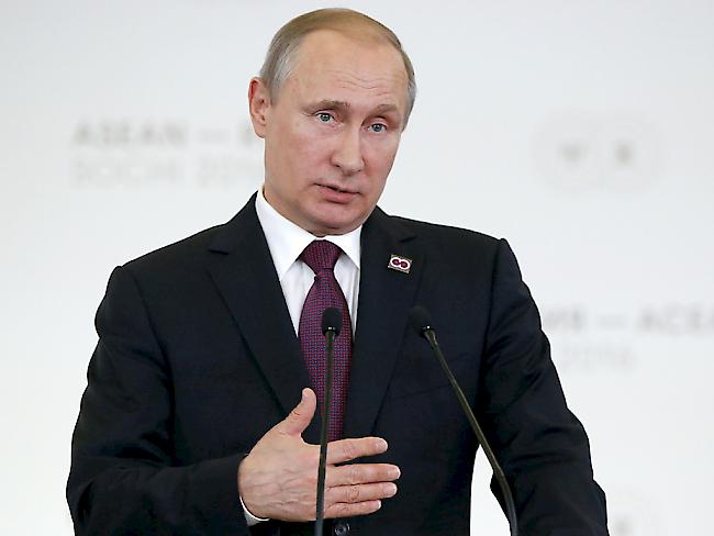 Wladimir Putin freut sich auf die WM-Auslosung in Moskau