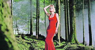 Vom Wallis bis Afrika. &laquo;In den Walliser Alpen lernte ich Afrika kennen&raquo;, sagt die Unterwalliser S&auml;ngerin und Musikerin Laurence Revey. 