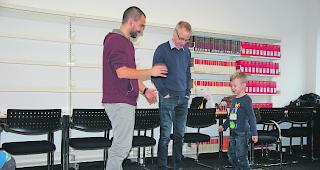 Spielerisch. Kursleiter Mathias Langenegger (links) bespricht mit einem Vater-Sohn-Gespann einen Parcours f&uuml;r Roboter &laquo;Dash&raquo;.  