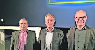 Tagesmotto 100. Gastgeber Daniel Landolf, Leiter PostAuto Schweiz (Mitte), mit den G&auml;sten Anton Karlen, Unternehmensleiter PostAuto Wallis (rechts), und Stefan Burgener, Sektionschef der Dienststelle f&uuml;r Strassen, Verkehr und Flussbau im Kanton Wallis. 