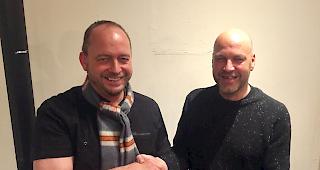 Gilbert Truffer (links) &uuml;bergibt den Schl&uuml;ssel der SP Visp an Adrian Streun.