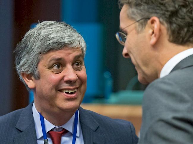 Gilt als Favorit für den Posten des neuen Eurogruppenchefs: Der portugiesische Finanzminister Mario Centeno (links) wechselt ein paar Worte mit dem abtretenden Eurogruppenchef Jeroen Dijsselbloem.