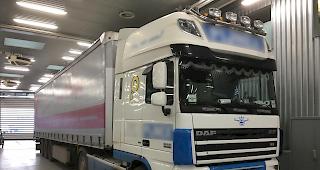 Spezialisten des SVKZ finden vier manipulierte Lastwagen-Abgasanlagen. 