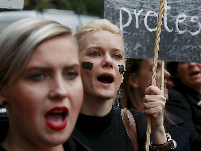 Frauen in Polen protestieren gegen ein Abtreibungsverbot. (Archivbild)