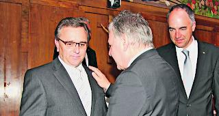 Neuer Pr&auml;sident. Finanzminister Roberto Schmidt (links), hier mit seinen beiden Amtskollegen Jacques Melly und Christophe Darbellay, hat die Funktion per Anfang Jahr &uuml;bernommen (Archiv).