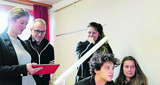 Neugierig. Sch&uuml;ler der OMS Brig entdecken FFHS-Forschung.   