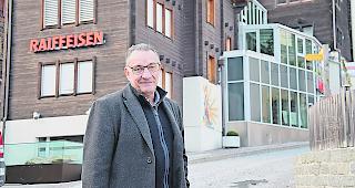 Gemeindepr&auml;sident Paul Biffiger vor dem k&uuml;nftigen Gemeindehaus.