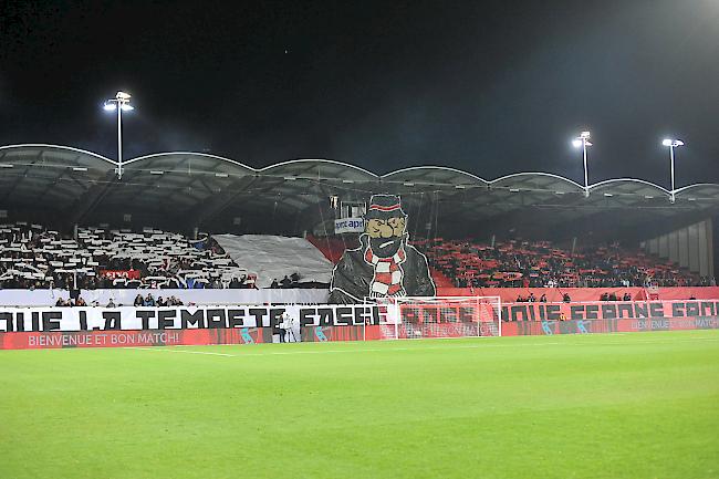 Keine Unterstützung. Die Fans der Sittener Nordtribüne wollen ihre Plätze morgen Sonntag beim Heimspiel gegen Xamax erst nach 30 Minuten beziehen. (Archivbild)