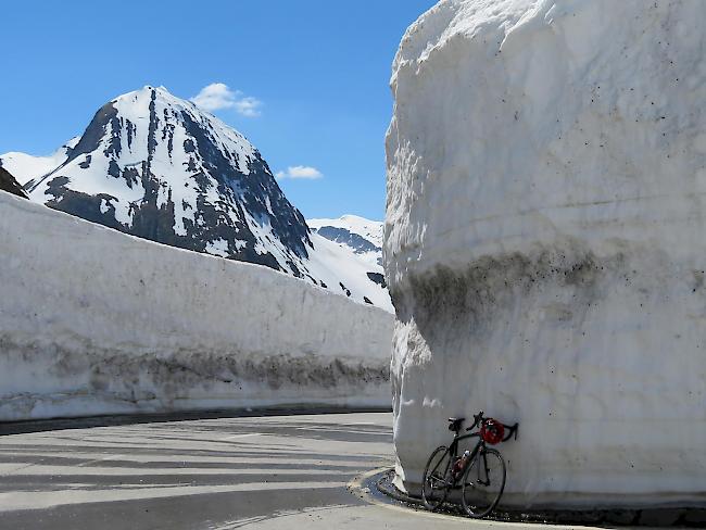 Am Nufenenpass - Abzweigung Griespass - Ende Mai 2017.