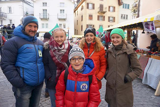 Hinten: Michael (44), Annalena (14), Geraldine (40) und Laura Steiner (12) aus Visp Vorne: Matteo Steiner (10) aus Visp.