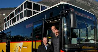 Mehr Bus: Urban Eyer, Gemeindepr&auml;sident von Ried-Brig, Anton Karlen, Leiter PostAuto-Region Wallis und Achim Gsponer, Gemeindepr&auml;sident von Termen, freuen sich &uuml;ber die zus&auml;tzlichen Verbindungen.