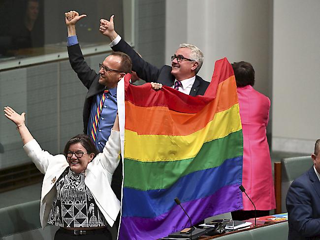 Parlamentsmitglieder Australiens freuen sich, dass die gleichgeschlechtliche Ehe zugelassen wird.