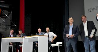 Siegerfoto mit Vincent Bonvin (rechts), neben ihm Moderator Fr&eacute;d&eacute;ric Filippin. Im Hintergrund die Finalisten (von links): Fabrice H&auml;nni (Louis Morand & Cie), Daniel Berchtold (HOOC AG), Stefan Welschen (H&ocirc;tel Ambassador &ndash; Restaurant des Cheminots), und Alexandre Moulin (Ecole Ard&eacute;vaz).