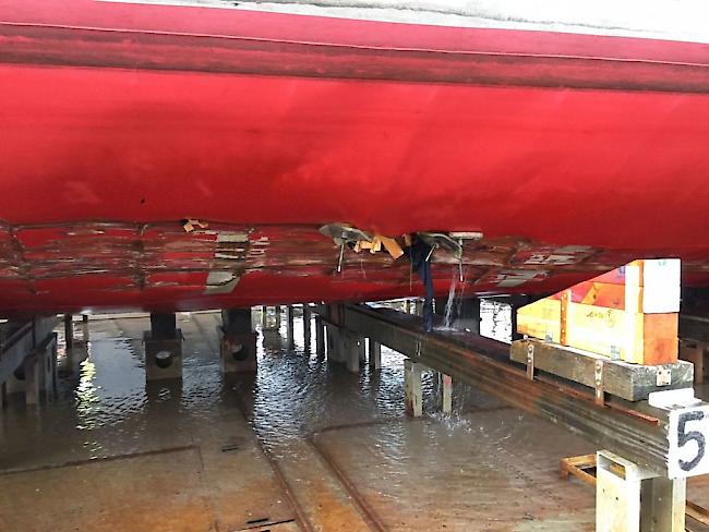 Die MS Diamant aufgedockt in der Werft der Schifffahrtsgesellschaft des Vierwaldstättersees (SGV) in Luzern. Der Zusammenprall mit dem Felsen bei Kehrsiten vom Donnerstag hinterliess am Rumpf mehrere Lecks: Drei Schotts, Heizung, Küche und ein Teil der Kühlräume wurden geflutet.