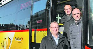 L&uuml;cken schliessen. Die Gemeindepr&auml;sidenten Urban Eyer von Ried-Brig (links) und Achim Gsponer von Termen (rechts)  &ndash;  hier mit Anton Karlen, Leiter PostAuto Region Wallis  &ndash;  begr&uuml;ssen die zus&auml;tzlichen Fr&uuml;h- und Sp&auml;tkurse.  